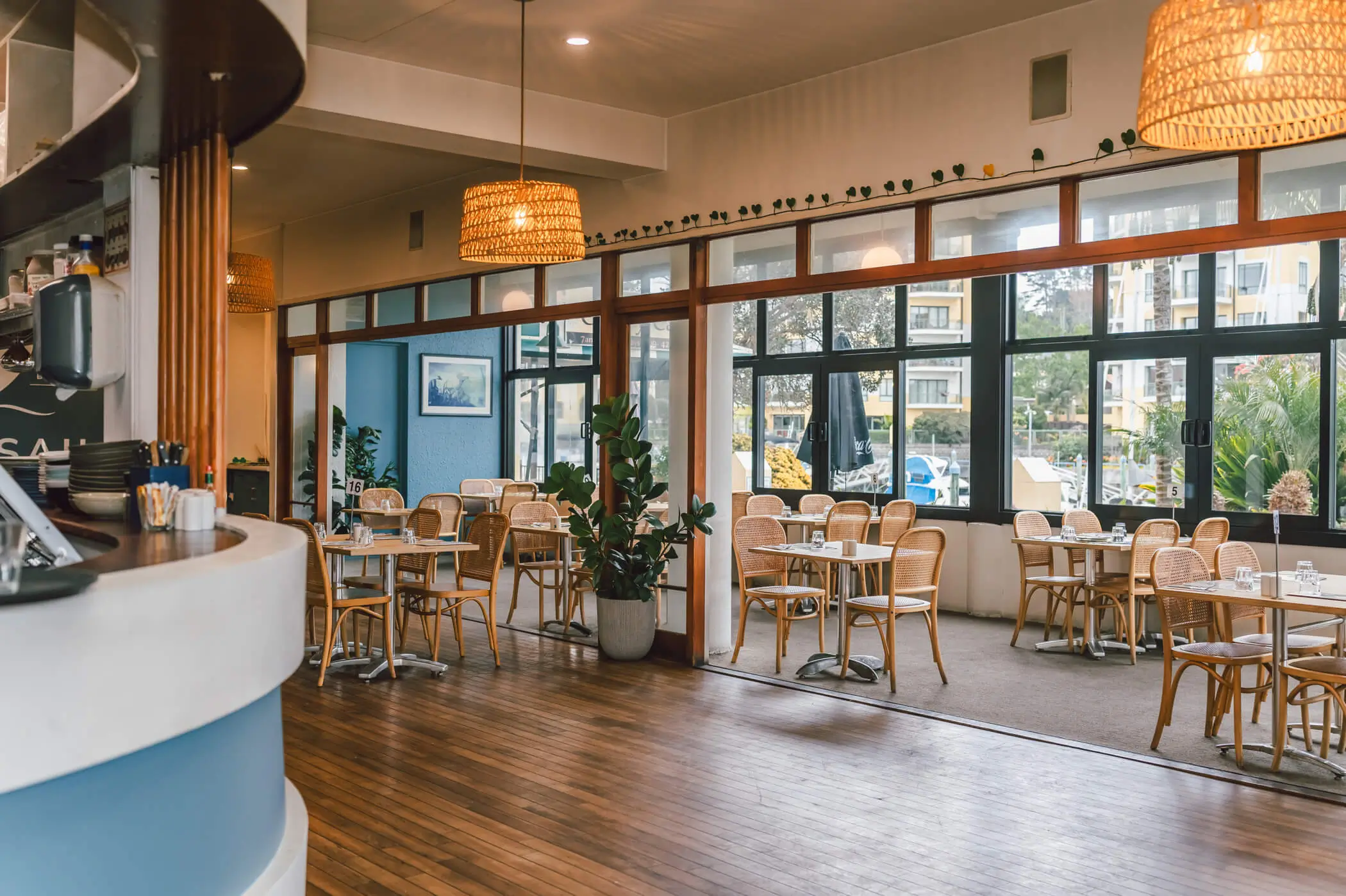 Interior atmosphere at Mainsail Bar and Bistro