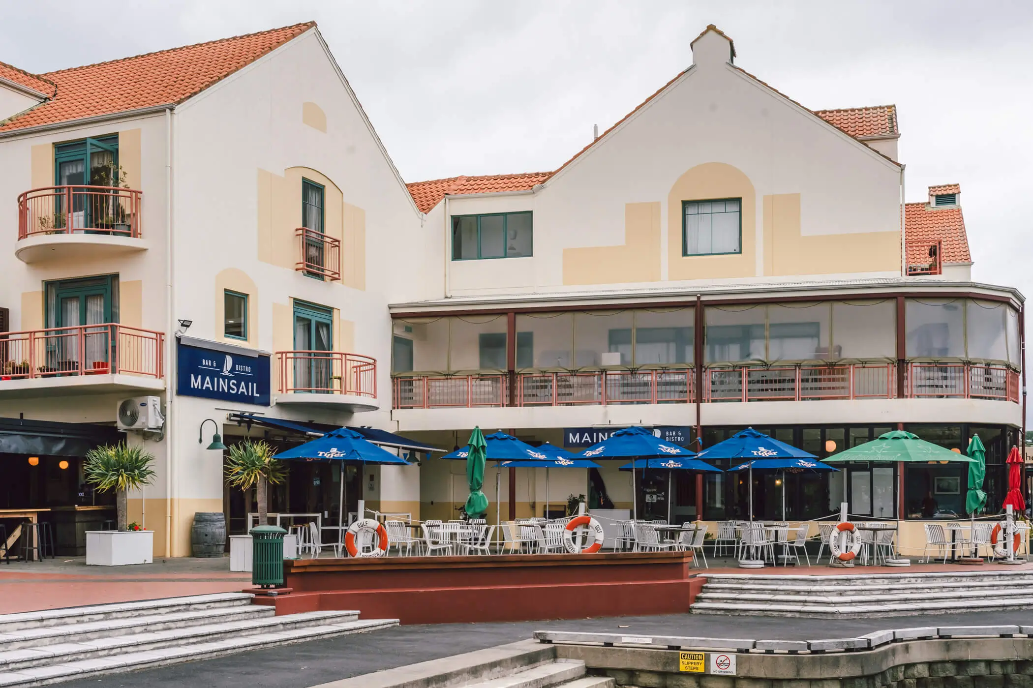 Outdoor setting at Mainsail Bar and Bistro
